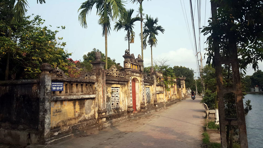 Những cổng nhà, hàng rào được giữ nguyên vẹn đem đến cho ngôi làng vẻ cổ xưa