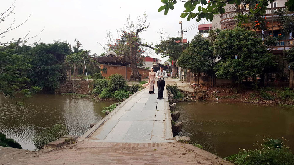 Cây cầu Nôm dẫn tới ngôi chùa cùng tên vượt qua sông Cái.