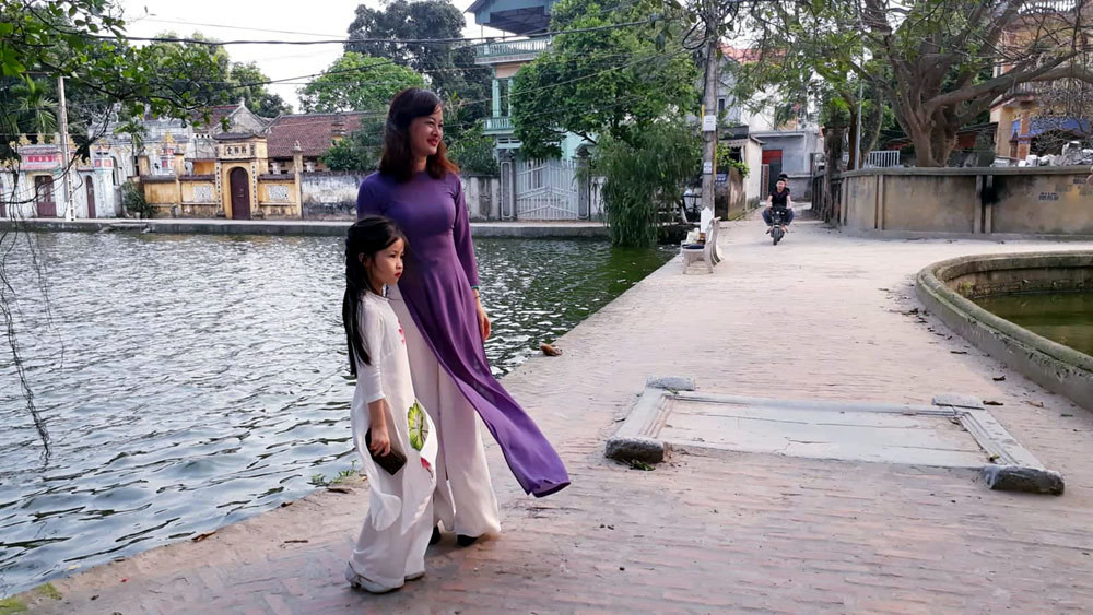 Vẻ đẹp của ngôi làng 200 tuổi khiến nhiều du khách tìm về để có những bức ảnh đẹp và đắm mình trong sự yên bình của làng quê Bắc Bộ.