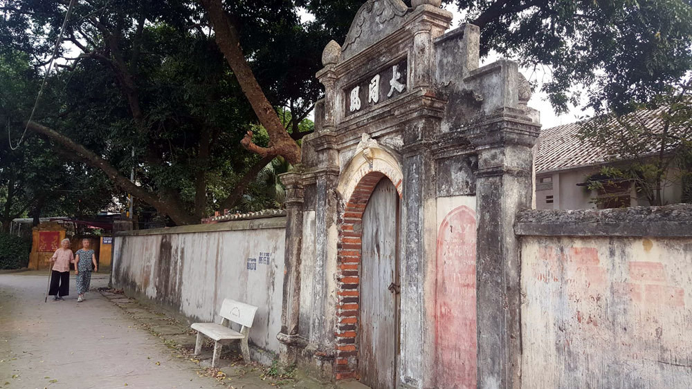 Ghế đá được đặt rải rác để du khách và người dân của làng có thể nghỉ chân.