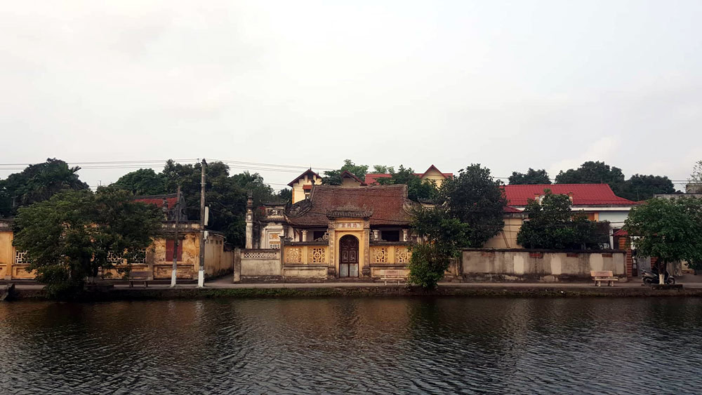 Bước qua cổng làng cổ, hình ảnh ngôi làng lặng lẽ bên hồ sẽ khiến du khách phải ngạc nhiên