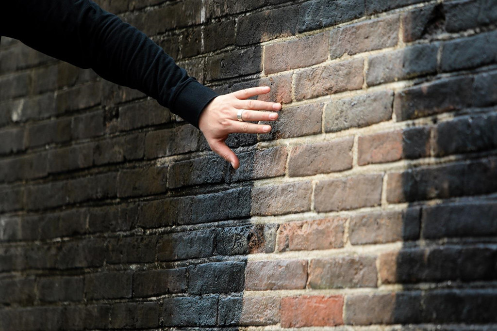 Từng công đoạn đều được ông Thorsten cùng các chuyên gia kiểm tra và khảo sát chặt chẽ để đảm bảo chất lượng và tiến độ làm sạch tối ưu.