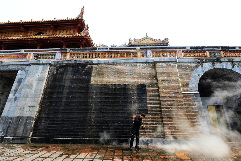Nhiều ngày trôi qua, các phần tường được làm sạch đã dần lộ ra nhờ công nghệ tiên tiến.