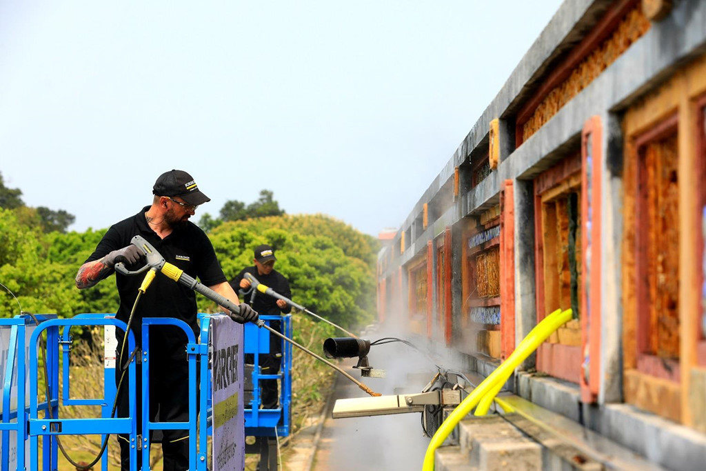 Thorsten Marco Möwes - Quản lý dự án làm sạch bảo tồn toàn cầu của tập đoàn Karcher, là người phụ trách chính dự án này.