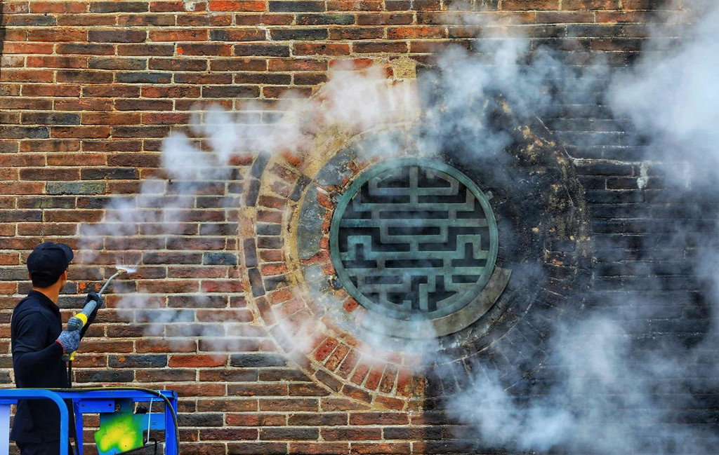 Các họa tiết phức tạp trên các tường thành cổng Ngọ Môn được chăm chút kỹ lưỡng để đạt được hiệu quả làm sạch tốt nhất.