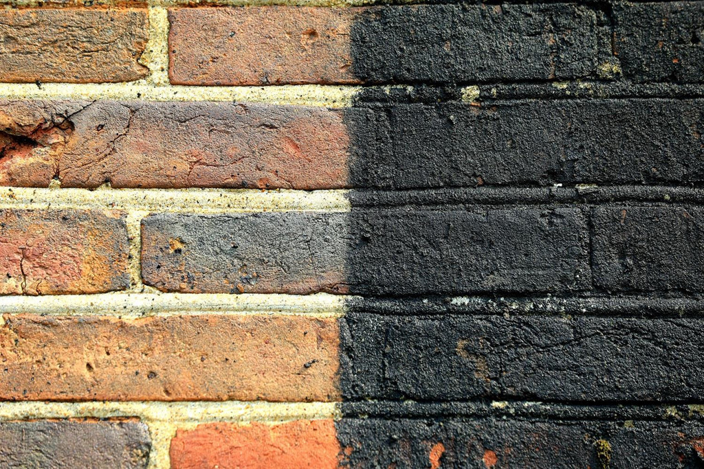 Sự khác biệt rõ ràng trước và sau khi sử dụng công nghệ steam cleaning. Bề mặt tường giữ được độ chắc chắn, sáng rõ, không bị bào mòn.