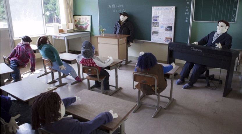 Tất cả hình nộm đều được bà làm bằng tay. Bí quyết thổi hồn cho các con người nộm của người phụ nữ này là tô môi và má hồng cho nó.