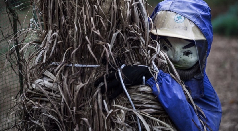 Tiếp đó, bà làm ra nhiều hình nộm khác, như hàng xóm hay du khách, đặt ở trong nhà, ngoài cổng và thậm chí là khắp làng.
