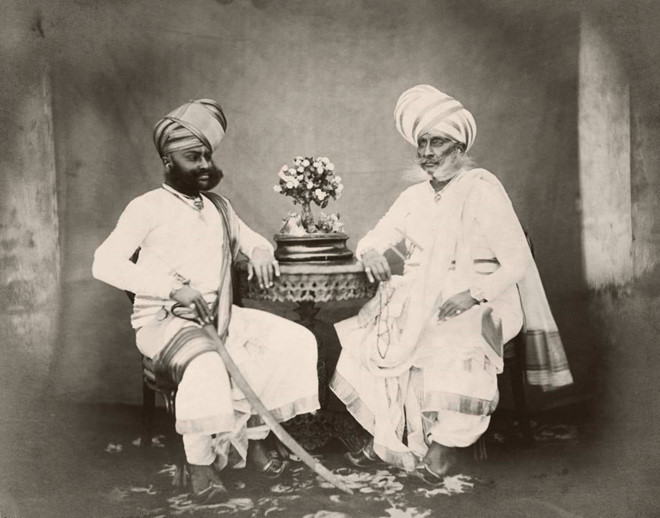 "Những bức ảnh này thiên về ý tưởng 'Phương Đông hỗn loạn' để cho thấy rằng nơi đó cần những người phương Tây. Nhưng khi chúng được phát hành cho báo chí London, chúng thực sự tạo ra một nhóm công chúng rất quan tâm đến nạn đói đang hoành hành. (Họ sẽ hỏi), 'các ông đến đó để thay đổi (nạn đói) chứ gì? Nhưng sao người ta vẫn đói? Các ông ở đó làm gì?'", bà Gujral giải thích thêm. "Bởi vậy, đôi khi những bức ảnh hoàn toàn phản tác dụng", bà nói. Ảnh: CNN.