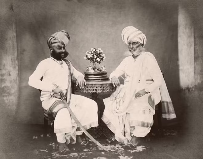 "Những bức ảnh này thiên về ý tưởng 'Phương Đông hỗn loạn' để cho thấy rằng nơi đó cần những người phương Tây. Nhưng khi chúng được phát hành cho báo chí London, chúng thực sự tạo ra một nhóm công chúng rất quan tâm đến nạn đói đang hoành hành. (Họ sẽ hỏi), 'các ông đến đó để thay đổi (nạn đói) chứ gì? Nhưng sao người ta vẫn đói? Các ông ở đó làm gì?'", bà Gujral giải thích thêm. "Bởi vậy, đôi khi những bức ảnh hoàn toàn phản tác dụng", bà nói. Ảnh: CNN.