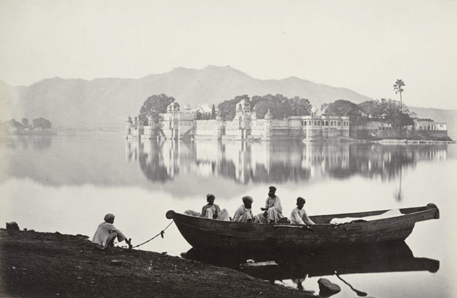 Câu chuyện về Ấn Độ thế kỷ 19 trong cuốn sách Photography in India (tạm dịch: Nhiếp ảnh ở Ấn Độ) là câu chuyện về đất nước thuộc địa trước kỷ nguyên công nghệ khi đó. Vào cuối những năm 1840, khi máy ảnh từ châu Âu tràn vào các thành phố cảng ở Ấn Độ, các hiệu ảnh bắt đầu được mở ra trên khắp đất nước. Những nhà cai trị người Anh ở Ấn Độ (giai đoạn cai trị của Anh ở Nam Á từ năm 1858-1947) lập ra các danh mục về con người, văn hóa, địa danh, các công trình kiến trúc và động vật hoang dã mà họ gặp phải trên vùng đất này. Ảnh: CNN.