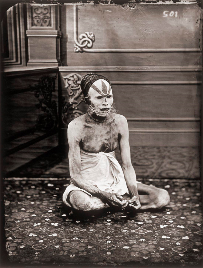 Trong khi những hình ảnh của cuốn sách phản ánh nỗ lực tuyên truyền lộ liễu thì nhiều tài liệu đơn thuần chỉ ghi lại sắc thái của cuộc sống thường ngày. Ảnh: CNN.