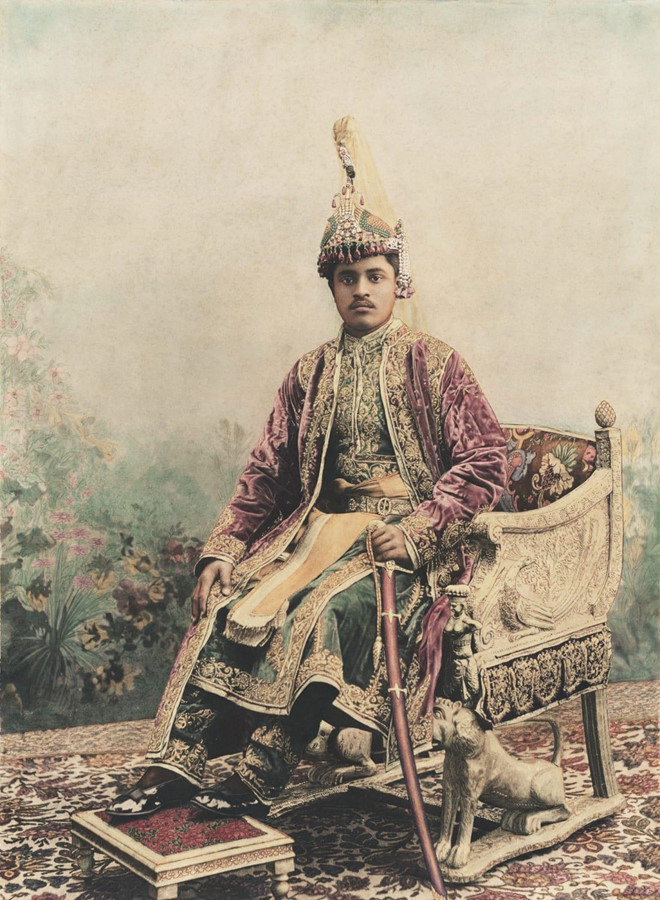 "Tô màu các bức ảnh bằng tay đã có ở Nhật Bản và Trung Quốc," Gaskell nói. "Nhưng ở Ấn Độ, các nghệ sĩ sơn dày hơn nhiều, gần như che giấu hoàn toàn hình ảnh. Họ tô màu trực tiếp lên trên, vì vậy hầu như không thể nhìn thấy bức ảnh gốc nào". Ảnh: CNN.