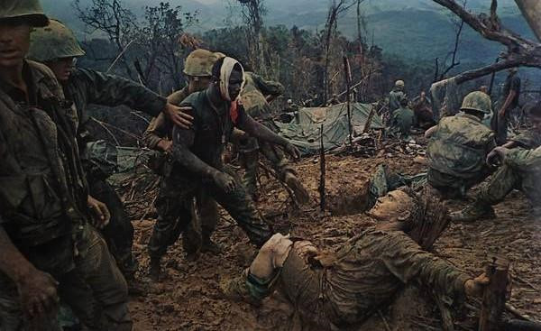 Ông có bộ sưu tập này sau khi gặp gỡ Larry Burrows, một trong những nhiếp ảnh gia chiến trường nổi tiếng nhất thế giới, người Anh, lúc đó đang làm việc cho tạp chí Life trong năm cuối cùng Kinne ở Việt Nam. Kinne sau đó cũng gặp một nhiếp ảnh gia nổi tiếng khác, David Douglas Duncan, người Mỹ. Bức ảnh này có nhan đề “Tình thương trên chiến trường”, đề năm 1966. Ảnh: Bộ sưu tập Larry Burrows.