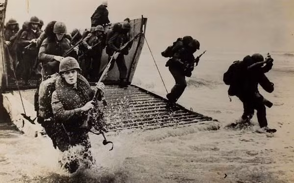 Thủy quân lục chiến Mỹ tràn lên bãi biển Xuân Thiều, Đà Nẵng, được người Mỹ gọi là bãi biển Đỏ, 8/3/1965 - lần đầu tiên lực lượng tác chiến mặt đất của Mỹ hiện diện ở Việt Nam. Các bức ảnh thuộc bộ sưu tập của Judd Kinne, người Singapore, đã trực tiếp chứng kiến cuộc chiến tranh ở Việt Nam khi là bộ binh trong Thủy quân lục chiến Mỹ từ 1967-1969. Ảnh: Tim Page.