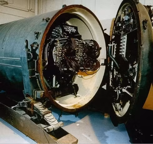 Mìn hạt nhân Blue Peacock: Các nhà khoa học Anh chế tạo mìn hạt nhân nặng 8 tấn dựa trên thiết kế của bom hạt nhân Blue Danube. Tuy nhiên, Quả mìn chỉ có thể hoạt động trong một điều kiện nhiệt độ nhất định, nếu quá nóng hoặc quá lạnh, mìn có thể bị vô hiệu hóa.