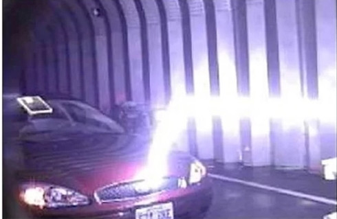 Vũ khí tia sét điều khiển bằng laser của quân đội Mỹ có khả năng tiêu diệt chính xác các mục tiêu như xe tăng hay bom mìn chưa nổ ven đường của đối phương.