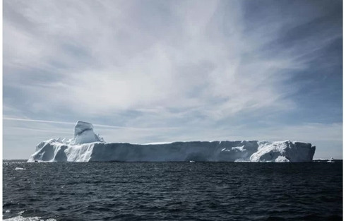 Tàu sân bay bằng băng đá: Do tình trạng khan hiếm thép và nhôm, nhà khoa học Anh Geofrey Pyke đã đề xuất dự án Habbakuk nhằm xây dựng một siêu tàu sân bay nặng 2 triệu tấn từ một vật liệu đặc biệt có sẵn trong tự nhiên là băng. Tuy nhiên, chiếc tàu sân bày này quá nặng và di chuyển quá chậm, gặp nhiều vấn đề, đặc biệt là dễ tan chảy. Vì vậy dự án đã không thành công.