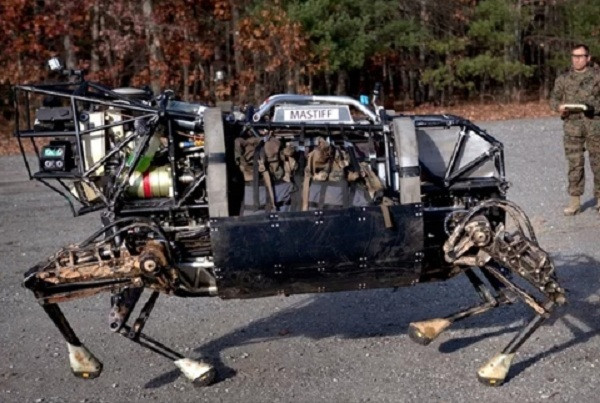 Chú chó robot này có tên gọi “Big Dog”, là sản phẩm của công ty Boston Dynamics. Vũ khí này có thể di chuyển trên những địa hình chiến trường gồ ghề trong khi chở các vật nặng tới 45 kg. Hiện đang được thử nghiệm tại Afghanistan.