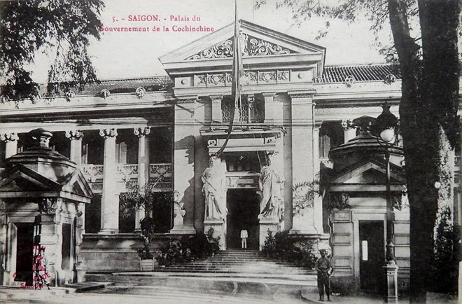 Cách đây tròn 100 năm, trên tạp chí Nam Phong xuất bản ở Hà Nội, đăng liên tiếp 3 kỳ ký sự Một tháng ở Nam kỳ của Phạm Quỳnh, với những mô tả chi tiết về Sài Gòn thời đó. Chuyến đi năm đó của Phạm Quỳnh, chủ nhiệm tạp chí Nam Phong, kéo dài từ cuối tháng 8 đến cuối tháng 9/1918. Ông đi từ Hải Phòng trên chiếc tàu thủy Porthos, sau 4 ngày cập cảng Sài Gòn để ghi nhận những ấn tượng về một vùng đất mới. Loạt ký sự Một tháng ở Nam kỳ của ông được đăng trên Nam Phong - tạp chí trong ba kỳ không liên tục, từ tháng 11/1918 đến tháng 2/1919. Gần đây, bài du ký này đã được in trong cuốn Mười ngày ở Huế của Nhà xuất bản Văn học (2001), hoặc in riêng thành một quyển (NXB Hội nhà văn, 2018). Ông kể lại: “Tàu đi cả thảy hai ngày rưỡi ba đêm, đường đi tới hơn một ngàn rưởi km. Tang tảng sáng ngày thứ tư đã vào tới cửa Sài Gòn. Sài Gòn cách biển những 60 km nên từ cửa Cần Giờ vào, đi ngược con sông Sài Gòn, còn phải mất mấy giờ đồng hồ. 7h sáng thì tàu vừa ghé bến. Trông dưới bến đã thấy nhan nhản những người ra đón anh em bà con sắp ở tàu xuống”.