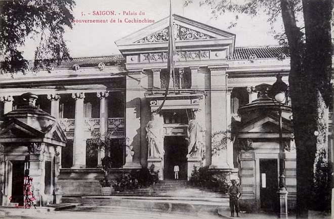 Cách đây tròn 100 năm, trên tạp chí Nam Phong xuất bản ở Hà Nội, đăng liên tiếp 3 kỳ ký sự Một tháng ở Nam kỳ của Phạm Quỳnh, với những mô tả chi tiết về Sài Gòn thời đó. Chuyến đi năm đó của Phạm Quỳnh, chủ nhiệm tạp chí Nam Phong, kéo dài từ cuối tháng 8 đến cuối tháng 9/1918. Ông đi từ Hải Phòng trên chiếc tàu thủy Porthos, sau 4 ngày cập cảng Sài Gòn để ghi nhận những ấn tượng về một vùng đất mới. Loạt ký sự Một tháng ở Nam kỳ của ông được đăng trên Nam Phong - tạp chí trong ba kỳ không liên tục, từ tháng 11/1918 đến tháng 2/1919. Gần đây, bài du ký này đã được in trong cuốn Mười ngày ở Huế của Nhà xuất bản Văn học (2001), hoặc in riêng thành một quyển (NXB Hội nhà văn, 2018). Ông kể lại: “Tàu đi cả thảy hai ngày rưỡi ba đêm, đường đi tới hơn một ngàn rưởi km. Tang tảng sáng ngày thứ tư đã vào tới cửa Sài Gòn. Sài Gòn cách biển những 60 km nên từ cửa Cần Giờ vào, đi ngược con sông Sài Gòn, còn phải mất mấy giờ đồng hồ. 7h sáng thì tàu vừa ghé bến. Trông dưới bến đã thấy nhan nhản những người ra đón anh em bà con sắp ở tàu xuống”.