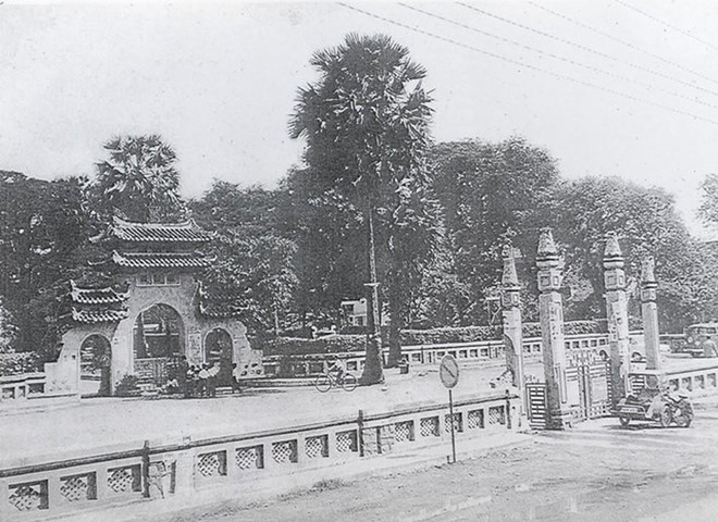 Lăng Ông Bà Chiểu. Ngoài Sài Gòn, Phạm Quỳnh cũng đi thăm tỉnh lị Gia Định, thăm những thắng cảnh nổi tiếng của tỉnh này là Lăng Ông và Lăng Cha Cả. Ông giải thích: “Lăng Ông” tức là mộ quan Tả quân Lê Văn Duyệt, “Lăng Cha Cả” tức là mộ cụ Giám mục Bách Đa Lộc (évêque d Adran). “Hai người đều có công to với Đức Cao Hoàng ta ngày xưa (vua Gia Long). Nay mộ các ngài người dân kêu là “lăng” là có ý suy tôn cái công nghiệp lớn của hai ngài. “Lăng Ông” ở ngay giữa tỉnh lỵ, sau có cái điện thờ, gọi là “miếu”.