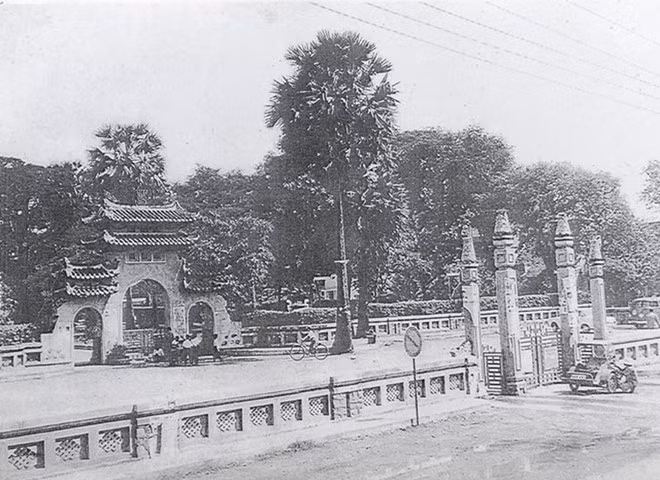 Lăng Ông Bà Chiểu. Ngoài Sài Gòn, Phạm Quỳnh cũng đi thăm tỉnh lị Gia Định, thăm những thắng cảnh nổi tiếng của tỉnh này là Lăng Ông và Lăng Cha Cả. Ông giải thích: “Lăng Ông” tức là mộ quan Tả quân Lê Văn Duyệt, “Lăng Cha Cả” tức là mộ cụ Giám mục Bách Đa Lộc (évêque d Adran). “Hai người đều có công to với Đức Cao Hoàng ta ngày xưa (vua Gia Long). Nay mộ các ngài người dân kêu là “lăng” là có ý suy tôn cái công nghiệp lớn của hai ngài. “Lăng Ông” ở ngay giữa tỉnh lỵ, sau có cái điện thờ, gọi là “miếu”.