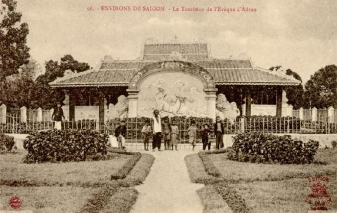 Lăng cha Cả. “Lăng Cha Cả thì ở xa hơn về phía Bắc một chút. Nơi đó mát mẻ thanh thú, tĩnh mịch êm đềm, thật là xứng đáng làm chỗ ở sau cùng của một bậc đạo nhân đôn hậu. Lăng xây kín như kiểu một cái đình lối ta. Chính mộ Cha Cả là cái sập đá to ở giữa, xung quanh đặt cửa bức bàn. Sau lưng lăng Cha Cả có cái mộ địa chôn các cố đạo”. Phạm Quỳnh kết luận về Sài Gòn nói riêng và lục tỉnh Nam kỳ 100 năm trước: “Ở Sài Gòn thật là có cái cảm giác một nơi đô hội mới, nghĩa là một nơi đô hội theo lối tây. Vào đến Chợ Lớn thì lại ra cái cảm giác một nơi đô hội theo lối tàu. Còn các châu thành khác ở lục tỉnh, thì những nơi quan sở là tây mà chốn phố phường là tàu, phần An Nam thật ít lắm. Xét về phương diện đó thì những đô hội Bắc kỳ tuy coi cũ kỹ mà còn có cái vẻ An Nam hơn”.