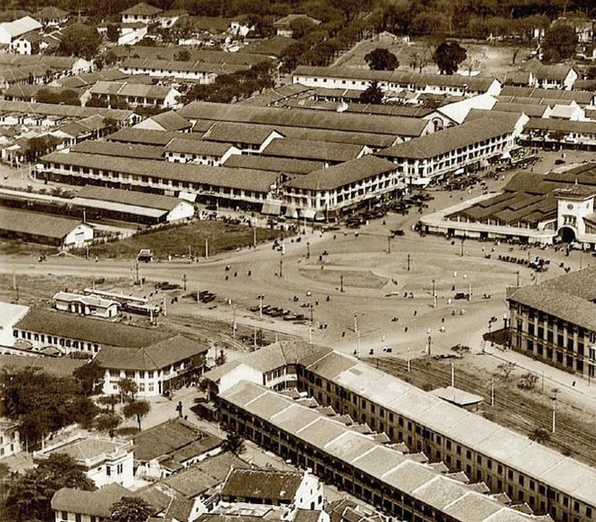 Chợ Bến Thành. Phạm Quỳnh bình luận về đường phố Sài Gòn: “Người ta thường gọi Sài Gòn là cái “hạt báu của Á Đông” (la perle de l’Extrême-Orient). Tôi chưa từng được biết những nơi đô hội lớn ở Á Đông, như Hương Cảng (Hong Kong), Thượng Hải, Tân Gia Ba (Singapore), nhưng chắc rằng những nơi ấy tuy có lớn, có đông, có sầm uất phồn thịnh hơn, mà về cách sửa sang sắp đặt, về cái quy mô các đường phố, các lâu đài, về cái vẻ chỉnh đốn sạch sẽ, mĩ miều khả ái, trơn chu mà sán lạn như hạt châu mới rửa, thì còn kém Sài Gòn nhiều”. “Đường phố như vẽ bằng tay, kẻ bằng thước, đều đặn, thẳng thắn, rộng rãi khang trang, nhiều đường ở giữa lại để những khoảng rộng trồng cỏ, đặt những tượng đồng kỷ niệm, chiều đến hàng trăm cái đèn điện lớn chiếu sáng như một dãy dài những quả ba lông (bóng bay) lấp loáng thả phấp phới ngay trên giữa đường phố, coi rất là ngoạn mục”.