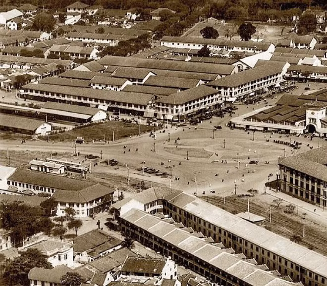 Chợ Bến Thành. Phạm Quỳnh bình luận về đường phố Sài Gòn: “Người ta thường gọi Sài Gòn là cái “hạt báu của Á Đông” (la perle de l’Extrême-Orient). Tôi chưa từng được biết những nơi đô hội lớn ở Á Đông, như Hương Cảng (Hong Kong), Thượng Hải, Tân Gia Ba (Singapore), nhưng chắc rằng những nơi ấy tuy có lớn, có đông, có sầm uất phồn thịnh hơn, mà về cách sửa sang sắp đặt, về cái quy mô các đường phố, các lâu đài, về cái vẻ chỉnh đốn sạch sẽ, mĩ miều khả ái, trơn chu mà sán lạn như hạt châu mới rửa, thì còn kém Sài Gòn nhiều”. “Đường phố như vẽ bằng tay, kẻ bằng thước, đều đặn, thẳng thắn, rộng rãi khang trang, nhiều đường ở giữa lại để những khoảng rộng trồng cỏ, đặt những tượng đồng kỷ niệm, chiều đến hàng trăm cái đèn điện lớn chiếu sáng như một dãy dài những quả ba lông (bóng bay) lấp loáng thả phấp phới ngay trên giữa đường phố, coi rất là ngoạn mục”.