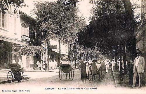 Đường Catinat. Ông mô tả về đường Caninat cách đây 100 năm: “Kể to lớn thì đường Catinat chưa phải là to lớn nhất ở Sài Gòn. Nhưng cũng như đường Paul Bert ở Hà Nội (nay là phố Tràng Tiền) là nơi người Tây đến lập phố trước nhất, rồi sau mỗi ngày một bành trướng mãi ra, thành nơi trung tâm, đâu đâu cũng đổ xô về đấy, các đường mở sau đều tiếp phụ xung quanh. Đông đúc phồn thịnh đến nỗi đã phải mở một con đường chạy dọc theo, to lớn rộng rãi hơn nhiều, gọi là đường Charner (đường Nguyễn Huệ ngày nay)”. “Nhất là ngày Chúa nhật, sau khi tan lễ nhà Thờ Chánh, không cảnh tượng gì đẹp bằng đường Catinat chừng hồi 9-10h. Đàn ông, đàn bà, con trai, con gái, người Tây, người Nam, ăn bận rất lịch sự, ở nhà thờ ra đi dạo qua các cửa hàng, lũ lượt như ngày hội. Thật là nghiễm nhiên ra cái cảnh tượng một nơi đại đô hội, đương buổi quốc dân phong phú, thiên hạ thái bình”.