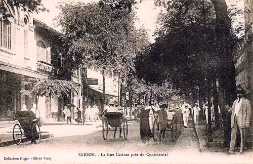 Đường Catinat. Ông mô tả về đường Caninat cách đây 100 năm: “Kể to lớn thì đường Catinat chưa phải là to lớn nhất ở Sài Gòn. Nhưng cũng như đường Paul Bert ở Hà Nội (nay là phố Tràng Tiền) là nơi người Tây đến lập phố trước nhất, rồi sau mỗi ngày một bành trướng mãi ra, thành nơi trung tâm, đâu đâu cũng đổ xô về đấy, các đường mở sau đều tiếp phụ xung quanh. Đông đúc phồn thịnh đến nỗi đã phải mở một con đường chạy dọc theo, to lớn rộng rãi hơn nhiều, gọi là đường Charner (đường Nguyễn Huệ ngày nay)”. “Nhất là ngày Chúa nhật, sau khi tan lễ nhà Thờ Chánh, không cảnh tượng gì đẹp bằng đường Catinat chừng hồi 9-10h. Đàn ông, đàn bà, con trai, con gái, người Tây, người Nam, ăn bận rất lịch sự, ở nhà thờ ra đi dạo qua các cửa hàng, lũ lượt như ngày hội. Thật là nghiễm nhiên ra cái cảnh tượng một nơi đại đô hội, đương buổi quốc dân phong phú, thiên hạ thái bình”.