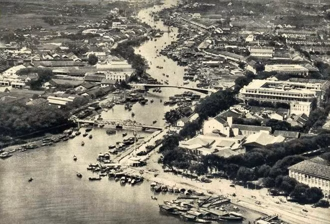 Cầu Khánh Hội. Phạm Quỳnh tả lại cảm tưởng đầu tiên khi tiếp xúc với cảnh sắc, khí vị của Sài Gòn: “Khi đã ngồi trên xe kéo, chạy qua cầu Khánh Hội, hô hấp cái không khí mát buổi sáng, mới bắt đầu tiếp xúc cái cảnh sắc, cái khí vị đất Sài Gòn từ đấy. Ngay lúc mới đầu ấy đã biết ngay cái cảnh sắc ấy là cảnh sắc một nơi thành phố Tây, cái khí vị ấy là khí vị một chốn đô hội lớn. Nhân thể đi dạo chơi trong mấy đường phố lớn. Đường có tiếng nhất ở Sài Gòn là đường Catinat (đường Đồng Khởi ngày nay)”.