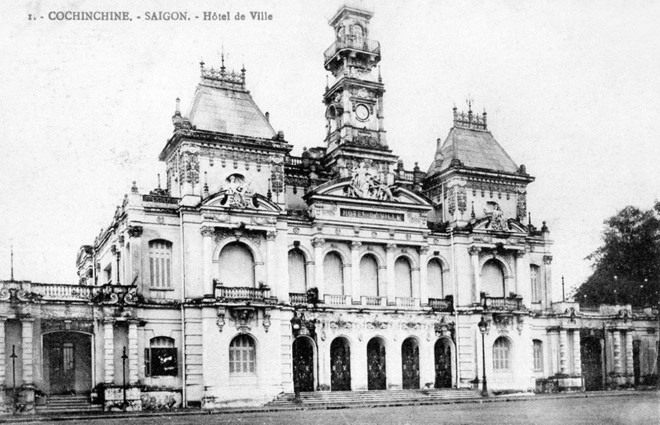 Tòa đô sảnh. Ông mô tả cho độc giả của mình về tòa thị sảnh Sài Gòn: “Kiểu đại khái cũng giống như các nhà thị sảnh bên Tây, trên có cái chòi vuông mấy từng cao chót vót. Mặt trước trông thẳng ra đường Charner (đường Nguyễn Huệ ngày nay) vừa dài vừa rộng, đi đằng xa lại, coi cũng có cái vẻ trang nghiêm, xứng đáng làm nơi công sở của một chốn đô hội lớn như Sài Gòn. Chẳng bì với nhà Đốc lý Hà Nội ta, thật so sánh mà thẹn thay. Mà Hà Nội lại là nơi thủ đô của Đông Dương”.