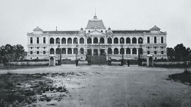 Dinh Norodom 1873. Phạm Quỳnh bày tỏ sự thán phục đặc biệt với kiến trúc Dinh Norodom, nơi làm việc của Thống đốc Nam kỳ và sau đó là Toàn quyền Đông Dương (tòa nhà đã bị phá hủy thời chính quyền Việt Nam Cộng hòa, sau được xây lại thành Dinh Độc Lập ngày nay): “Đẹp nhất, coi trang nghiêm nhất là con đường đi thẳng vào phủ Toàn quyền (người Sài Gòn thường gọi là tòa Chánh soái). Hai bên có hai khu vườn trồng những cây lớn, tối trông như hai đám rừng nhỏ, ở giữa một con đường rộng chạy thẳng băng tự đầu tỉnh đằng kia cho tới ngang cửa phủ. Coi thật là có bề thế, có vẻ tôn nghiêm, xứng đáng với một nơi tướng phủ. Mà phủ Toàn quyền ở đây, quy mô cũng đẹp hơn ở Hà Nội”.