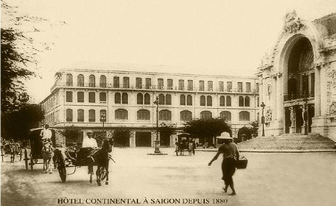 Khách sạn Continental Sài Gòn. “Các cửa hàng lớn, hàng tây, hàng ta (phần nhiều người Bắc kỳ), hàng Chà (phần nhiều người Bombay bên Ấn Độ), hàng khách, chen nhau xin xít. Lại thêm có mấy nhà khách sạn lớn, nhà chớp bóng, nhà hát, nên chiều chiều cứ từ 5h trở đi kẻ đi người lại như nước chảy. Người sang trọng, kẻ thượng lưu, tất mỗi buổi phải dạo qua đường Catinat một lượt mới là nền. Những trai thanh gái lịch đất Sài Gòn lấy đấy làm chốn cực phẩm phong lưu. Trên đường thì xe hơi không biết mấy trăm mấy chục mà kể, tiến lên êm như ru, như vô số những làn sóng tự ngoài xa đưa lại, dạt cả bên bờ nhà".