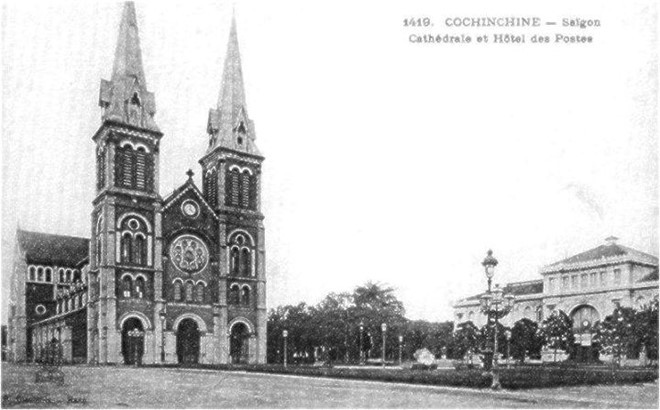 Nhà thờ Đức Bà và Bưu điện Sài Gòn. Lại nhà dây thép (Bưu điện Sài Gòn), trong gian giữa có cái tượng đồng người đàn bà ngồi trên quả địa cầu, để biểu hiện cái tin tức của người ta nhờ dây thép mà truyền được đi khắp thế giới, coi cũng mạnh mẽ và có ý tứ lắm”. “Chợ Mới Sài Gòn cũng có cái nhà chòi ở cửa giữa thật là vĩ đại, vừa cao vừa vững vàng lực lưỡng, coi như một cái pháo đài vậy”, Phạm Quỳnh miêu tả chợ Bến Thành và tiếp tục so sánh với Hà Nội. “Mà trong chợ thì rộng mênh mông, chợ Đồng Xuân Hà Nội chẳng thấm vào đâu. Nói tóm lại, cái hình thức của thành phố Sài Gòn sánh với thành phố Hà Nội còn hơn nhiều. Từ cách đặt đường phố cho đến cách dựng cửa nhà, từ cách thắp đèn điện cho đến cách đặt máy nước ở các nhà, cho đến cách tuần phòng vệ sinh trong phố xá, nhất nhất đều có tiến bộ hơn Hà thành ta cả”.