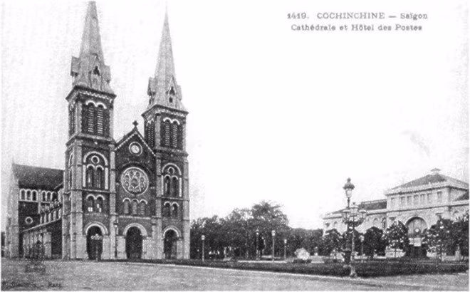 Nhà thờ Đức Bà và Bưu điện Sài Gòn. Lại nhà dây thép (Bưu điện Sài Gòn), trong gian giữa có cái tượng đồng người đàn bà ngồi trên quả địa cầu, để biểu hiện cái tin tức của người ta nhờ dây thép mà truyền được đi khắp thế giới, coi cũng mạnh mẽ và có ý tứ lắm”. “Chợ Mới Sài Gòn cũng có cái nhà chòi ở cửa giữa thật là vĩ đại, vừa cao vừa vững vàng lực lưỡng, coi như một cái pháo đài vậy”, Phạm Quỳnh miêu tả chợ Bến Thành và tiếp tục so sánh với Hà Nội. “Mà trong chợ thì rộng mênh mông, chợ Đồng Xuân Hà Nội chẳng thấm vào đâu. Nói tóm lại, cái hình thức của thành phố Sài Gòn sánh với thành phố Hà Nội còn hơn nhiều. Từ cách đặt đường phố cho đến cách dựng cửa nhà, từ cách thắp đèn điện cho đến cách đặt máy nước ở các nhà, cho đến cách tuần phòng vệ sinh trong phố xá, nhất nhất đều có tiến bộ hơn Hà thành ta cả”.