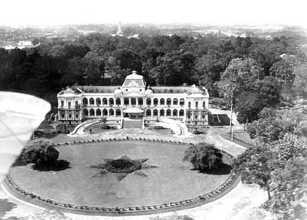 “Sài Gòn còn nhiều những dinh thự cùng các nhà công sở đẹp lắm, như nhà dây thép, tòa án, dinh quan Thống đốc Nam Kỳ (tức trong ấy gọi là dinh Phó soái), nhà hát tây…”, nhà báo, học giả nổi tiếng nhận xét...