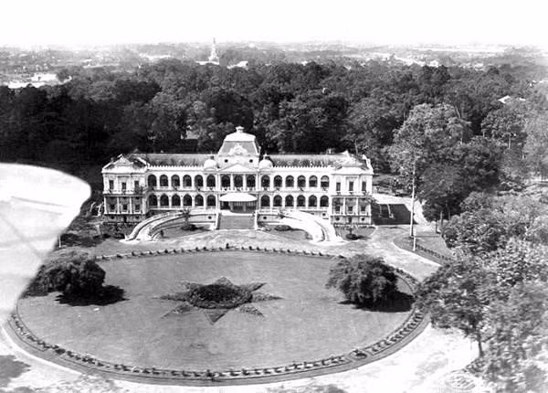 “Sài Gòn còn nhiều những dinh thự cùng các nhà công sở đẹp lắm, như nhà dây thép, tòa án, dinh quan Thống đốc Nam Kỳ (tức trong ấy gọi là dinh Phó soái), nhà hát tây…”, nhà báo, học giả nổi tiếng nhận xét...