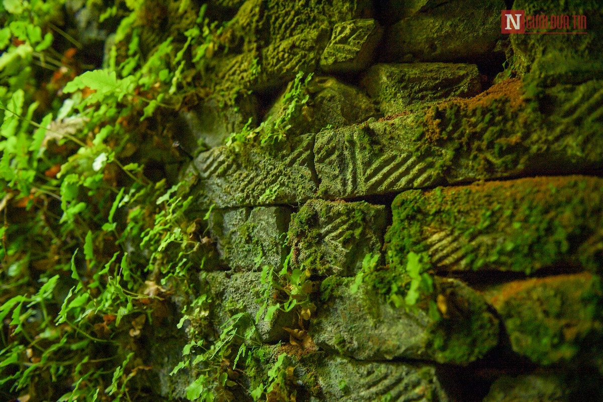 Thủ từ Nguyễn Văn Lực cho biết: "Cả ba cửa hầm hiện đã bị bít kín từ thời Lý, đến nay không ai dám phá cửa đi sâu vào bên trong, nên đến nay vẫn chưa biết rõ sau mảng tường bị bịt kín là gì”.