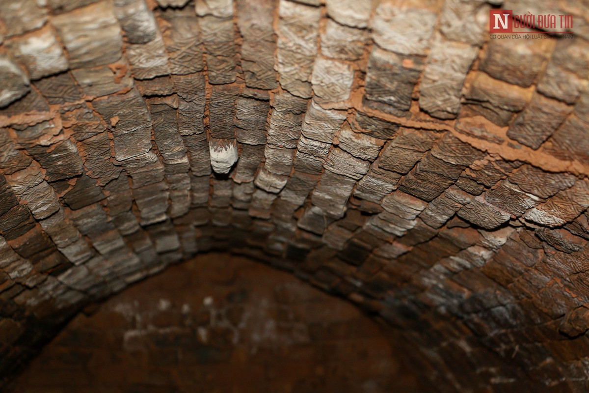 Trước khi được khảo sát và kết luận là ngôi mộ Hán, có rất nhiều lý giải của dân gian về địa đạo dưới đình Quán La. Nhiều người nói, đây là huyệt đạo do Cao Biền cho đào để yểm trấn; người lại nói địa đạo được xây dựng từ thời Lý dài hàng chục km nối từ Xuân La, một tiền đồn phía Tây kinh thành Thăng Long đến với khu vực Cấm Thành tại Cửa Bắc và bốn hướng khác...