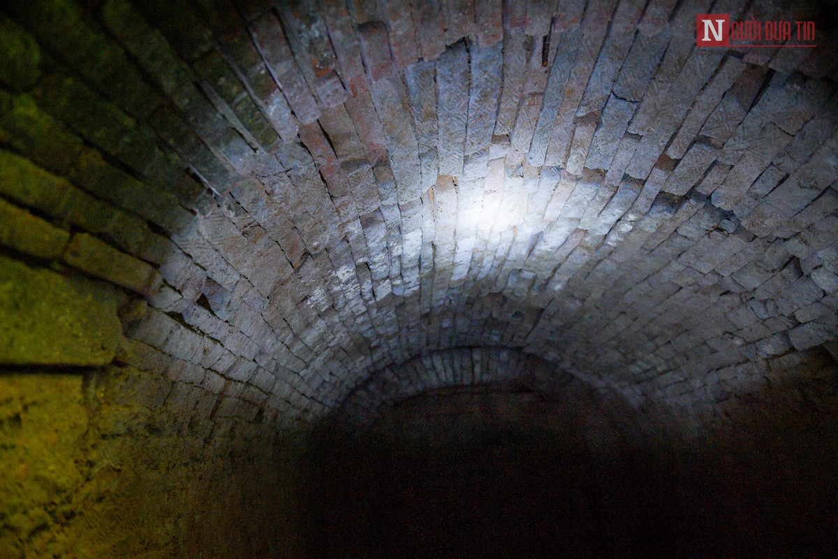 Về chiều dài địa đạo, có người kể, Quán La xưa kia nằm ngay sát sông Hồng nên vào mùa nước lên địa đạo cũng bị chìm trong nước. Có người đã từng thử tìm cửa ra của địa đạo trên bằng cách dùng một quả bưởi đánh dấu lại và thả xuống cửa địa đạo nằm bên hông đình và sau đó đã tìm thấy chính quả bưởi trên ở hồ Tây. Hay vào thời Pháp thuộc, người dân từng nhìn thấy một cặp vợ chồng tây cưỡi ngựa đi vào địa đạo và không thấy quay ra. Người làng bịt địa đạo lại từ sau sự việc ấy.