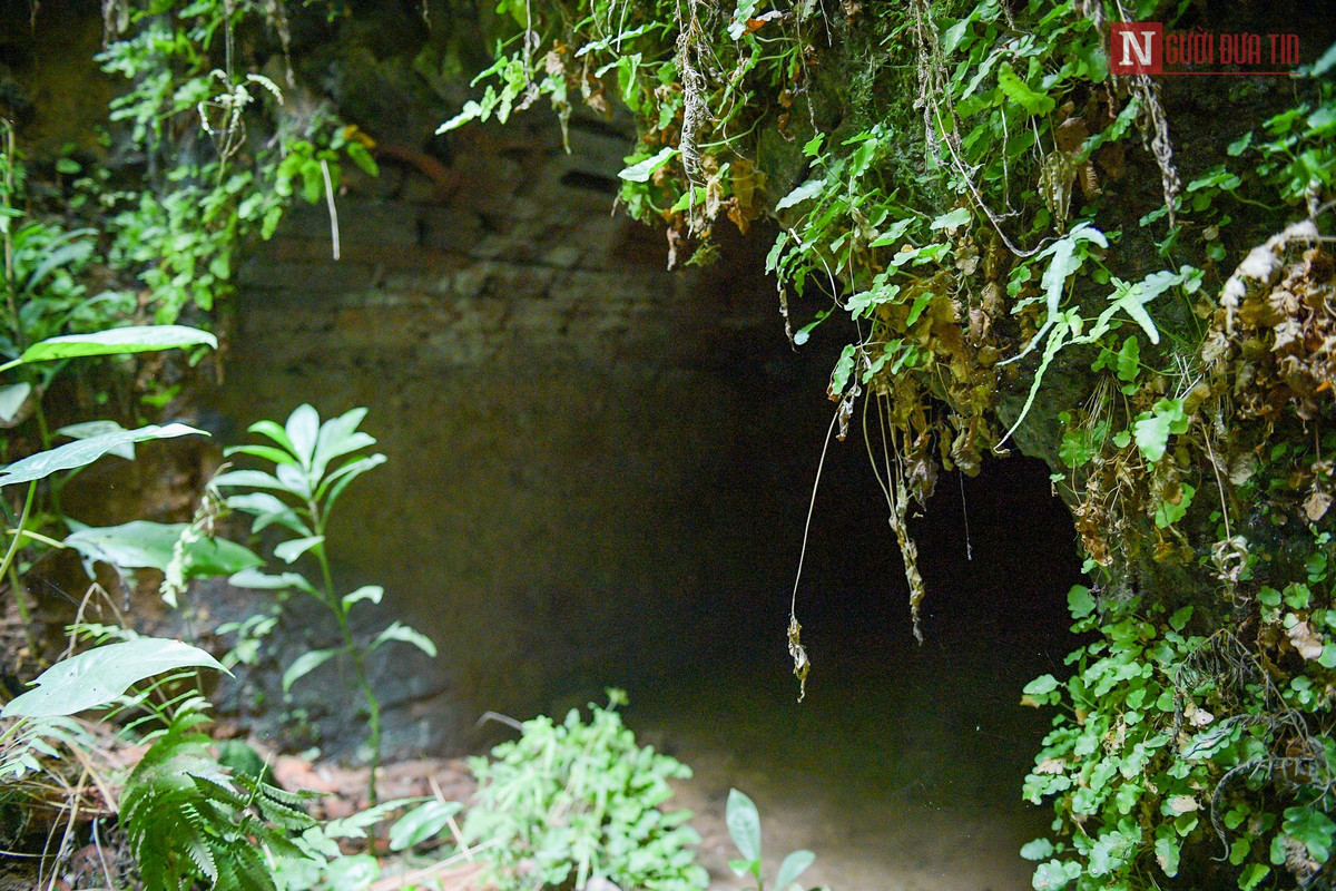 Cũng có giải thiết cho rằng Thánh Gióng khi đánh giặc cũng đã dừng chân ở đây, mặc dù không phải là nơi phát xuất thần tích Thánh Gióng, nhưng nhà Lý đã cho xây dựng tại Xuân La, cách đình Quán La khoảng 200m đền thờ Sóc Thiên Vương để tăng thêm thần uy cho tiền đồn phòng thủ này. Có thể tiền đồn này được nối với Cấm Thành, bằng hệ thống địa đạo nằm sâu dưới lòng đất.