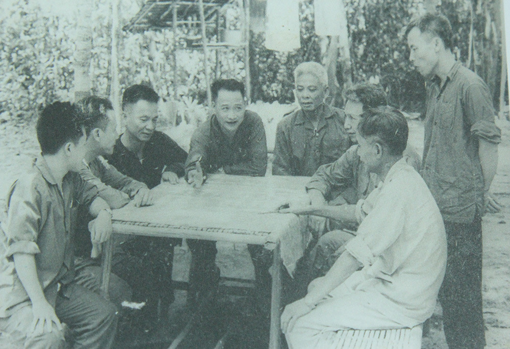 Trung tướng Trần Văn Trà - Tư lệnh Bộ Chỉ huy miền (người đang chỉ tay trên bản đồ) và Tham mưu trưởng Lê Đức Anh (người ngồi bên phải Trung tướng Trần Văn Trà) trong cuộc họp Bộ Chỉ huy miền tại căn cứ Lộc Ninh, tỉnh Bình Phước (R), năm 1972.