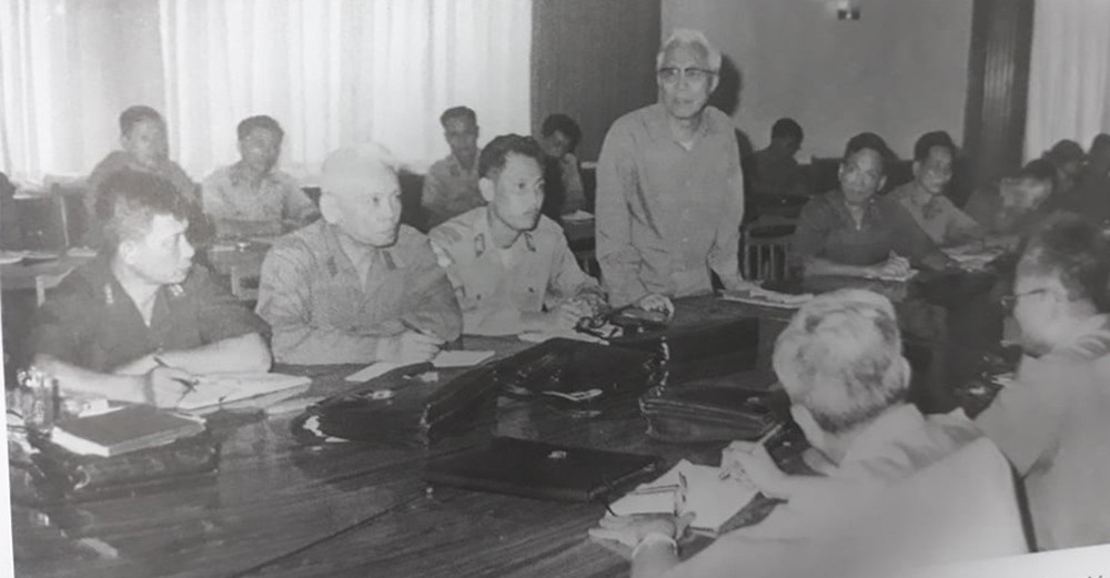 Hội nghị giao nhiệm vụ cho các đơn vị quân tình nguyện Việt Nam tham gia giúp nước bạn Campuchia lật đổ chế độ diệt chủng Pol Pot, tại TP.HCM ngày 4/1/1979. Người đứng phát biểu là ông Lê Đức Thọ, ủy viên Bộ Chính trị - Trưởng ban công tác giúp bạn Campuchia, ngồi bên trái ông Lê Đức Thọ là Trung tướng Lê Đức Anh - Phó ban.