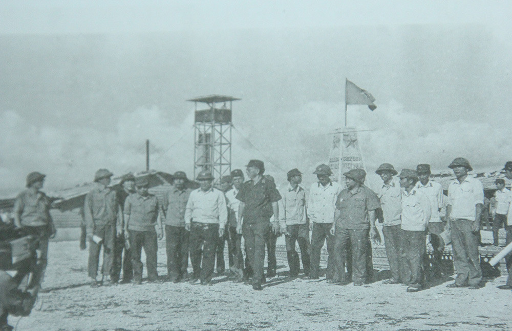 Đại tướng Lê Đức Anh, Bộ trưởng Quốc phòng đi thị sát tại quần đảo Trường Sa, tháng 5/1988.