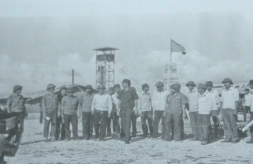 Đại tướng Lê Đức Anh, Bộ trưởng Quốc phòng đi thị sát tại quần đảo Trường Sa, tháng 5/1988.