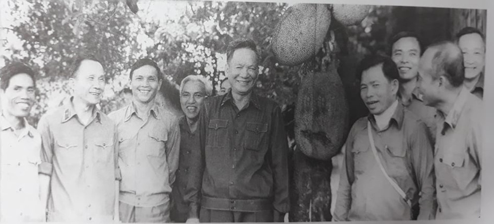 Đại tướng Lê Đức Anh - Thứ trưởng Bộ Quốc phòng, Trưởng ban lãnh đạo đoàn chuyên gia kiêm Tư lệnh quân tình nguyện Việt Nam tại Campuchia đi kiểm tra tại Trung đoàn 812, Sư đoàn 309 đang làm nhiệm vụ giúp bạn ở Kamponglai, Campuchia, ngày 26/11/1985.