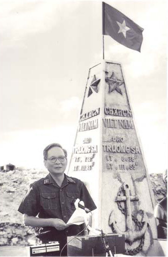 Đại tướng Lê Đức Anh - Bộ trưởng Quốc phòng đọc lời thề bảo vệ biển đảo của Tổ quốc trong lễ kỷ niệm 24 năm ngày truyền thống Quân chủng Hải quân tại đảo Trường Sa Lớn, ngày 7/5/1988.